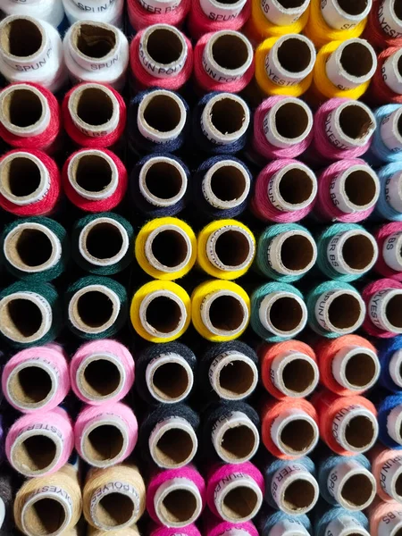 Roscas Coloridas Movimento Cambaleante Pilha Bobinas Costura Com Visão Alto — Fotografia de Stock
