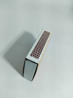 Beyaz arkaplanda izole edilmiş eşleşmelerin yüzeyi.