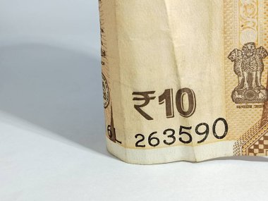 Beyaz arka planda izole edilmiş 10 rupi banknot. Hindistan para birimi banknotu