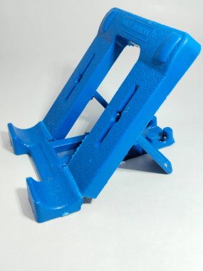 çok ucuz kalite cep telefonu tutucusu, Hindistan 'da 10 rupi (0,08 cent) fiyat. Tablet Standı, Mavi Plastik Cep Telefonu Durağı