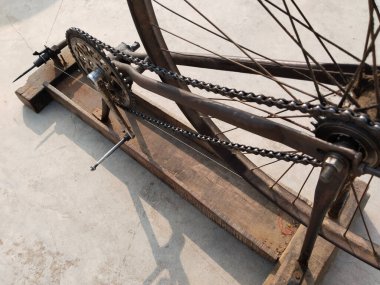 Varanasi, Hindistan 'daki köyde Charkha' ya iplik bağlayan el dokuma makinesi. Dokumacı el dokumasıyla kumaş yapmak için iplikler hazırlar, eski moda dönen bir tekerlekte iplik çevirir..