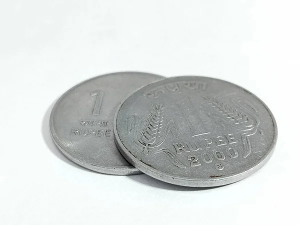 Поцарапанные Два Типа Монет Индийской Рупия Изолированы Белом Фоне — стоковое фото