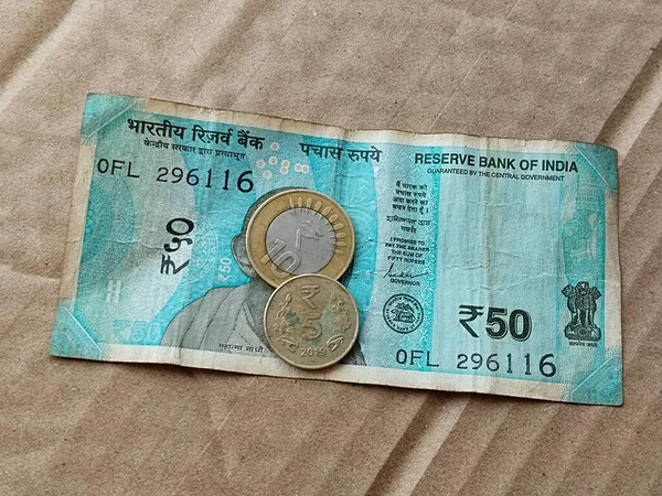Indická Měna Rupií Bankovka Indickými Mincemi Rupií Mince Hnědém Pozadí — Stock fotografie