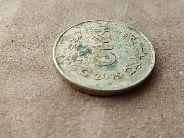 Staré Rezavé Indiánské Mince Pět Rupií Izolovaných Pšeničném Pozadí Kopírovat — Stock fotografie