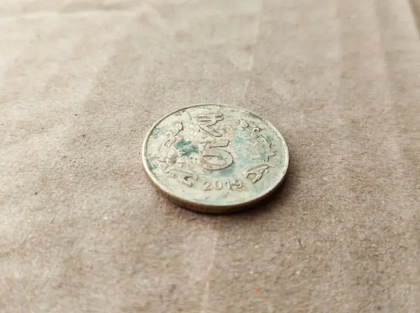 Rustykalne Rupii Monety Izolowane Brązowym Tle Indyjska Waluta Pięć Rupii — Zdjęcie stockowe