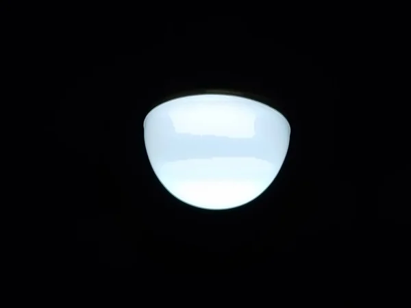 Крупним Планом Сучасна Світлодіодна Лампа Вмикається Темному Фоні — стокове фото