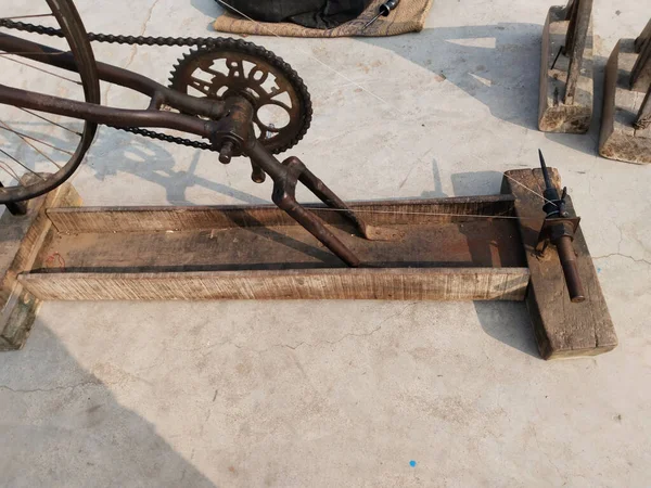 インドのヴァラナシの村の回転車輪 チャルカに糸を作る手織機 ウィーバーはハンドロームで布を作るために糸を準備し 古いファッションスピニングホイールに糸を回します — ストック写真