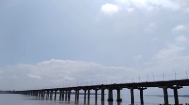 Nehrin üzerindeki köprüde.