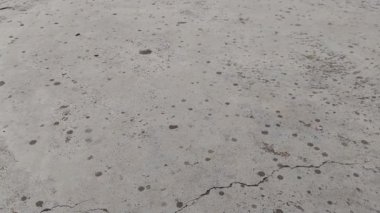 Çatıdaki ya da betondaki ilk yağmur damlaları. Yaz yağmurunun başlangıcı. Terasa ilk yağmur damlası