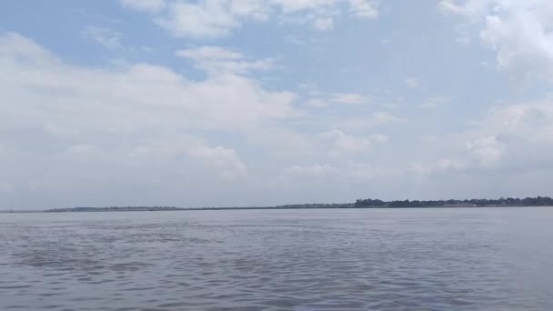 川の水面と穏やかな川の波またはふわふわした白い雲または累積雲景 ガンガ川の美しい晴れた晴れた空の背景に熟したリップル — ストック動画