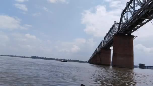 Ευρεία Γωνία Απόψεις Ενός Τμήματος Της Ινδικής Σιδηροδρομικής Γέφυρας Allahabad — Αρχείο Βίντεο