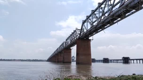 位于圣河恒河上的阿拉哈巴德印度铁路桥部分路段的广角景观 从下面看 还有一条小船在桥下航行 — 图库视频影像