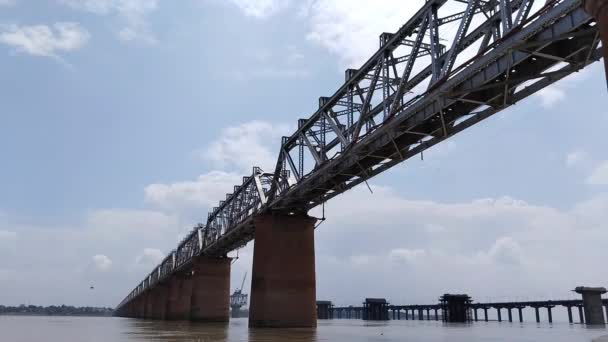 Ινδική Σιδηροδρομική Γέφυρα Πάνω Από Τον Ποταμό Ganga — Αρχείο Βίντεο