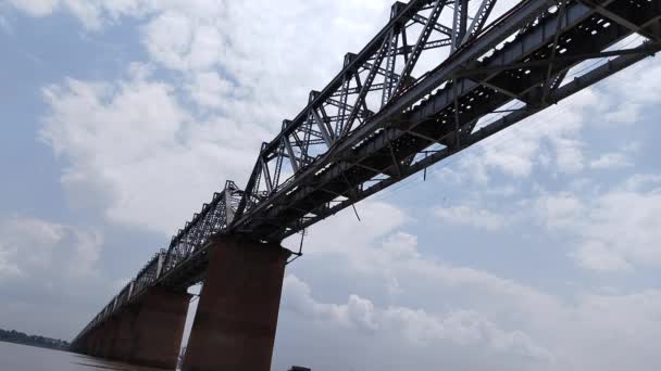 位于圣河恒河上的阿拉哈巴德印度铁路桥部分路段的广角景观 从下面看 还有一条小船在桥下航行 — 图库视频影像