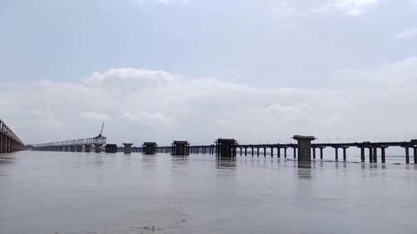Construcción Puente Ferroviario Sobre Río — Vídeo de stock