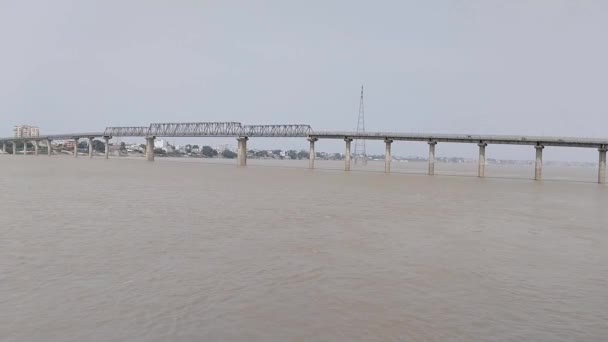 Индийский Бетонный Мост Через Реку Ганга — стоковое видео