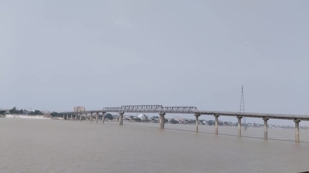 Индийский Бетонный Мост Через Реку Ганга — стоковое видео