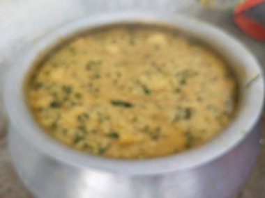 Khichdi 'nin bulanık görüntüsü. Khichdi 'yi köydeki birçok insan için çok ağır ve büyük bir çömlek haline getirmek. Dal Khichdi, sağlıklı bir Hint yemeği. Kremalı mercimek ve pirinç yemeği.,