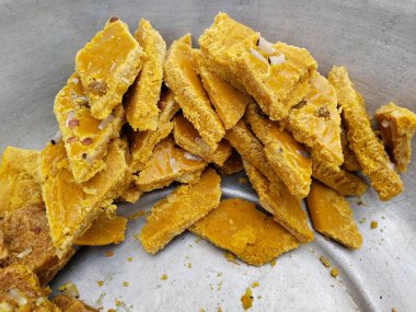 Halwa, Hintli Müslümanlar tarafından Shab e barat festivali için yapıldı. Moong Dal Besan Burfi kavrulmuş moong dalından ya da sarı mercimek, nohut unu, ghee, khoya ya da mawa ve şeker şurubundan yapılır.