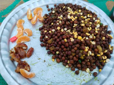 Hintli Müslümanların matı üzerine Ramazan özel yemekleri. Yılan ve yiyecek.