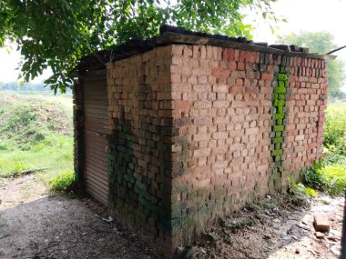 Hindistan 'ın kırsal kesiminde eski bir tuğla ahır..