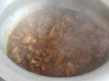 Büyük bir tencerede tavuk pişirmek