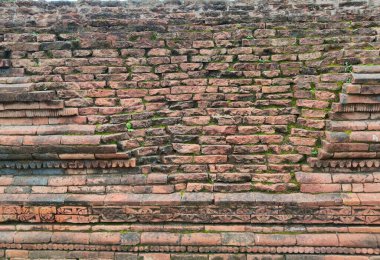 Antik tuğla duvar aşermeleri ve yıkılmış duvar, 2500 yıllık harabeler ve dizayn 