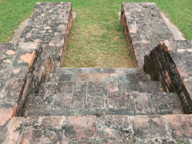 Yeşil alana doğru bir dizi basamaklı eski tuğla yapı. Eski merdivenler 