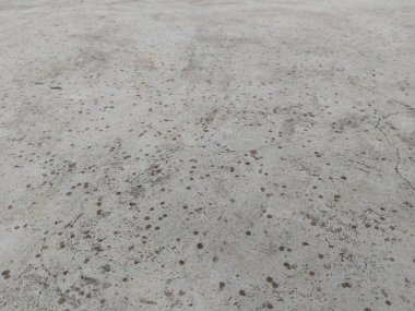 Beton çatı ya da terasta ilk yağmur damlaları. Bir yaz yağmurunun başlangıcı