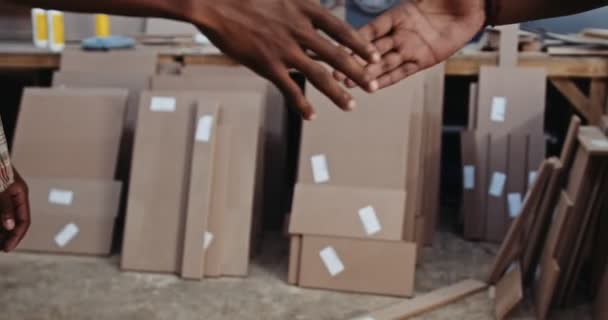 Trabajadores Carpintería Africana Estrechando Las Manos Cerca Imágenes Alta Calidad — Vídeos de Stock