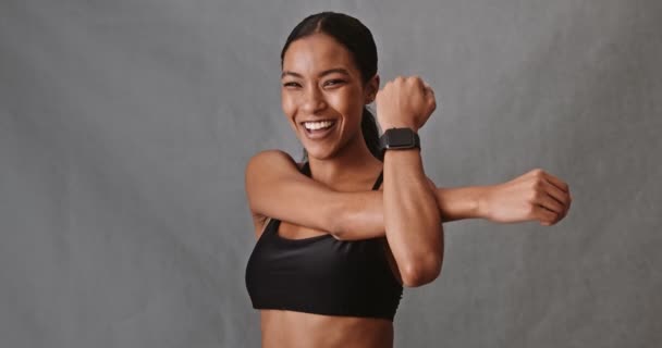 混合レース若い魅力的な笑顔の女性が腕ストレッチ演習を行う 高品質4K映像 — ストック動画