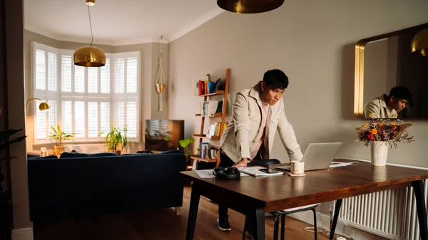Casualmente Vestito Asiatico Uomo Sua Scrivania Casa Ufficio Laptop — Foto Stock