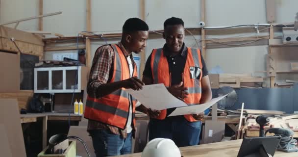 Dva Afričtí Muži Kteří Drží Diskutují Pracovních Návrzích Tam Nosí — Stock video