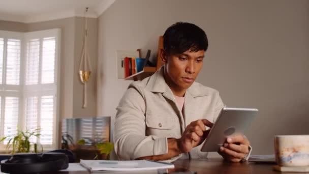 Asiático Macho Casa Manhã Cedo Trabalhando Seu Tablet Alta Qualidade — Vídeo de Stock