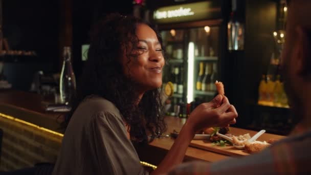 Femme Afro Américaine Dînant Bar Avec Ami Images Haute Qualité — Video