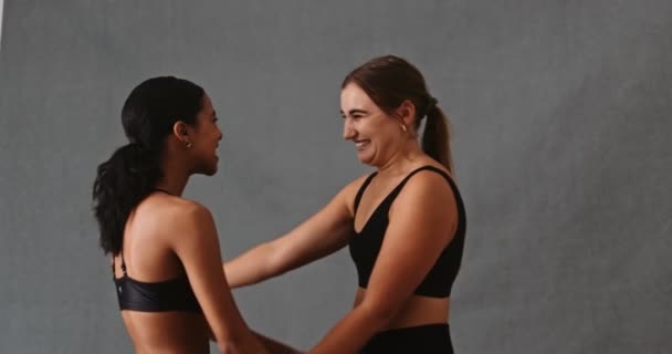 Twee Vriendinnen Begroeten Elkaar Met Een Dikke Knuffel Glimlach Voordat — Stockvideo