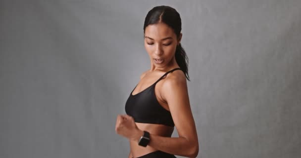 Jovem Mista Fêmea Flexionando Seu Braço Com Seu Relógio Bit — Vídeo de Stock
