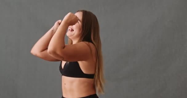 Nuori Nainen Tanssii Ilmaisee Itseään Musiikille Laadukas Kuvamateriaalia — kuvapankkivideo
