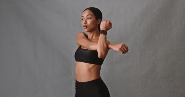 Jeune Femme Race Mixte Prenant Des Respirations Profondes Faisant Exercice — Video