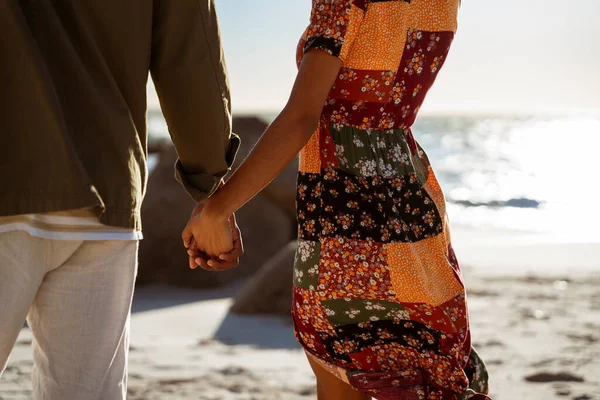Een Paar Handen Vasthouden Het Strand Bij Zonsondergang Hoge Kwaliteit — Stockfoto
