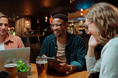 İş arkadaşlarım yemeğe çıktı. Restoranda bira içiyorlar. Yüksek kalite fotoğraf