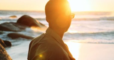 Denizi İzleyen Adam 'ın Orta Çekimi. Yüksek kalite 4k görüntü