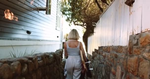 Μια Γυναίκα Που Περπατάει Στο Δρόμο Στο Δρομάκι Υψηλής Ποιότητας — Αρχείο Βίντεο
