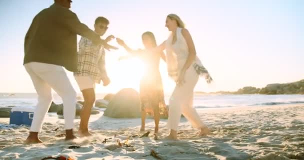 Friends Gathering Circle Raising Hands Beach Длинный Выстрел Высококачественные Кадры — стоковое видео