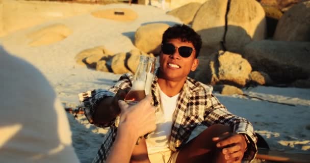 Man Toasting Friend While Sitting Beach Imagens Alta Qualidade — Vídeo de Stock