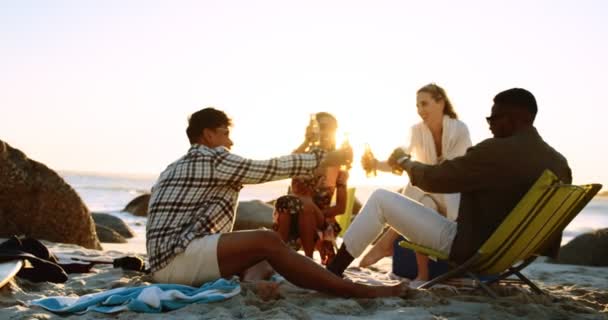 Medium Shot Four People Toasting Beach Sunset Inglês Imagens Alta — Vídeo de Stock