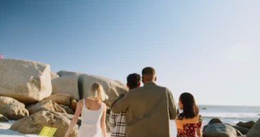 Sahilde Yürüyen Dört Arkadaş. Arkadaş Omuzları 'ndan atlayan adam. Yüksek kalite 4k görüntü