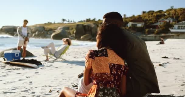 在海滩上拥抱在一起 高质量的4K镜头 — 图库视频影像