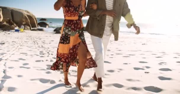 夫妻在沙滩上一起欢笑和散步 高质的4K镜头 — 图库视频影像