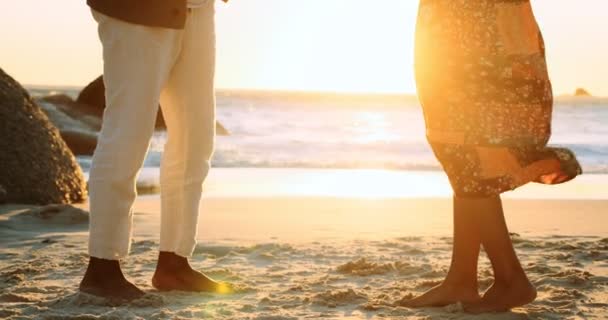 两个人在夕阳西下的海滩上互相交谈 互相面对 只有腿 高质量的4K镜头 — 图库视频影像